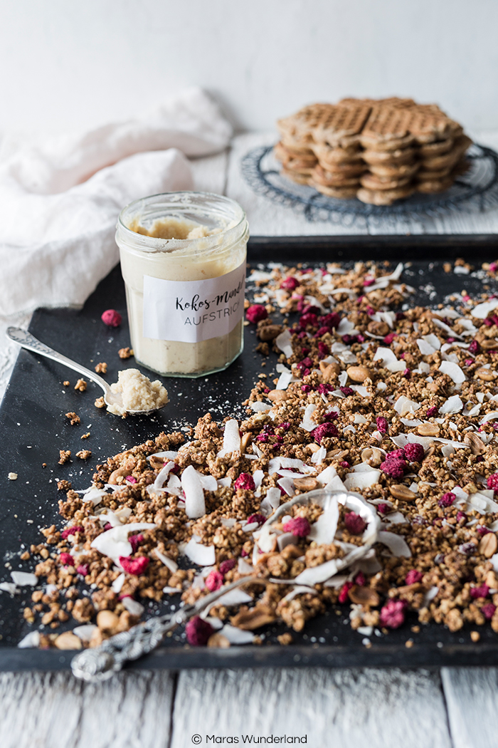 Vollkorn-Waffeln, Kokos-Granola & Kokos-Mandel-Aufstrich. Drei wunderbare, gesunde Rezepte für Muttertag. Schnell und einfach gemacht.