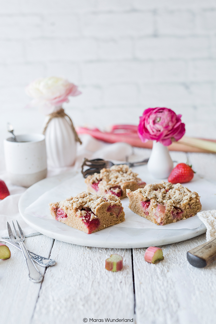 Rezept für einen gesünderer Erdbeer-Rhabarber-Streuselkuchen. Schnell und einfaxch gemacht - perfekt für den Frühling. Mit Vollkornmehl und Erythrit.