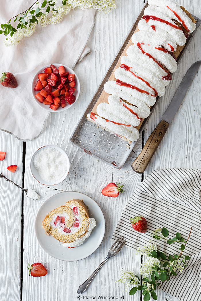 Rezept für eine Erdbeer-Kokos-Biskuitrolle mit Zitrone. Fruchtig, frisch und perfekt für Frühling und Sommer. Mit schnellem und einfachen Biskuit.