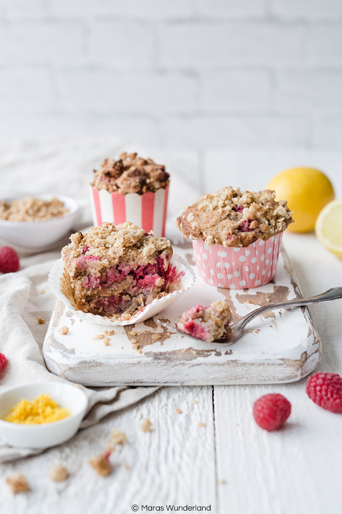 Gesündere & vegane Beeren-Zitronenmuffins mit Streuseln. Schnelles und einfaches Rezept - perfekt für ein Sommer-Picknick.