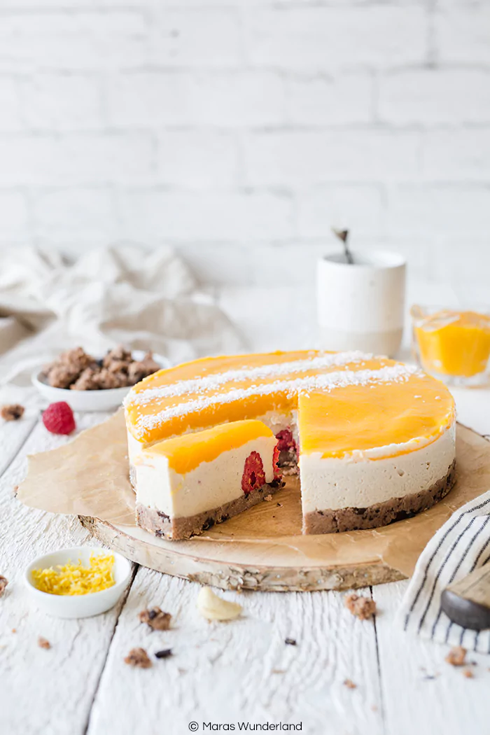 Einfaches Rezept für einen veganen & gesunden Mango Raspberry Cheesecake. Die perfekte No Bake Alternative für heiße Sommertage.