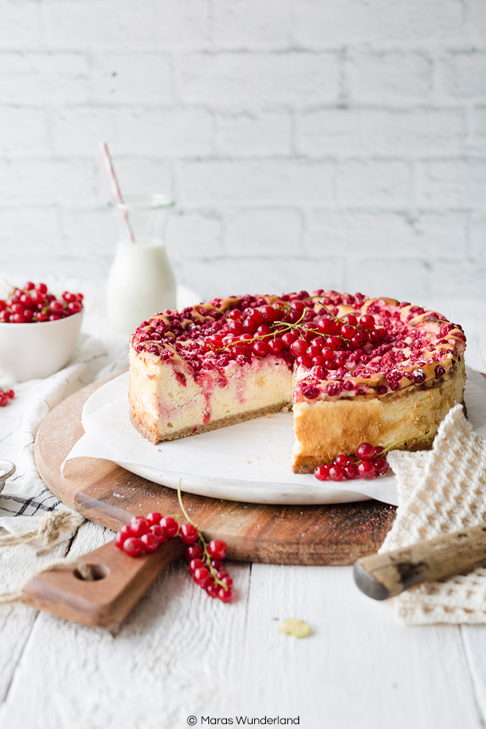 Rezept für einen fluffigen und saftigen Johannisbeer-Käsekuchen. Einfach und schnell, mit wenig Fett und Zucker. Perfekt für den Sommer.