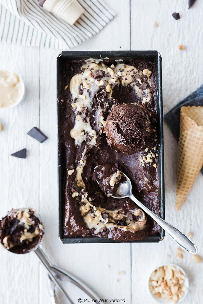 Rezept für eine vegane und gesündere Schoko Erdnuss Nicecream aus Bananen-Basis. Schnell und einfach. Schokoladig & wunderbar cremig. Die perfekte Abkühlung im Sommer.