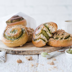 Matcha-Kokos-Hefeschnecken mit Streuseln