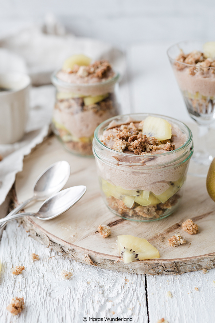 Schnelles und einfaches Rezept für ein gesundes Kiwi-Dessert mit Streuseln und viel Protein.