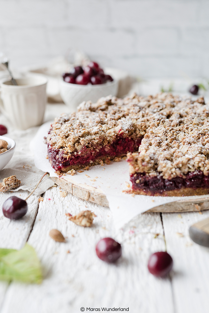 Rezept für einen gesünderen Kirsch-Streuselkuchen. Saftig und knusprig, schnell gemacht und unglaublich lecker.