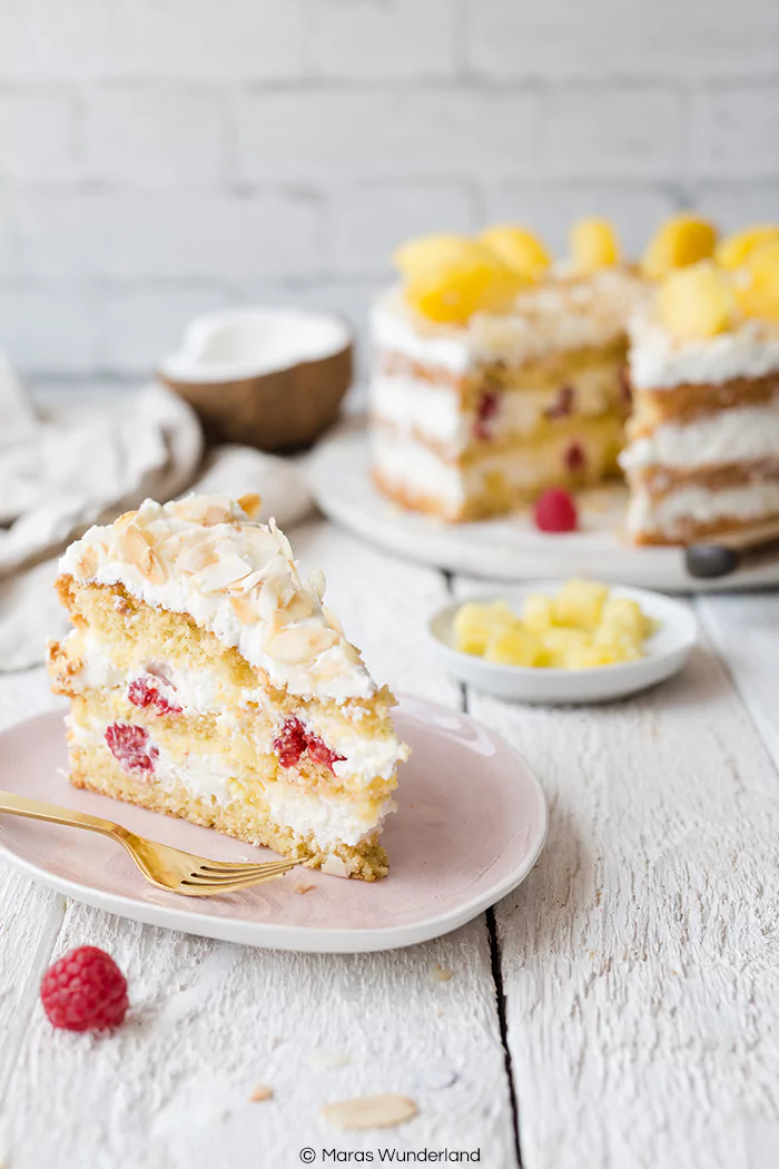 Ein einfaches Rezept für eine erfrischende, fruchtige Ananas-Kokos-Torte - perfekt für den Sommer.