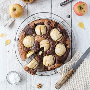 Rezept für einen einfachen Apfel-Marmorkuchen - der Klassiker aus der Springform mit Äpfeln und Walnüssen. Schnell und einfach gebacken - perfekt für den Herbst.