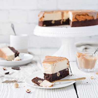 Brownie-Käsekuchen mit Karamellsoße