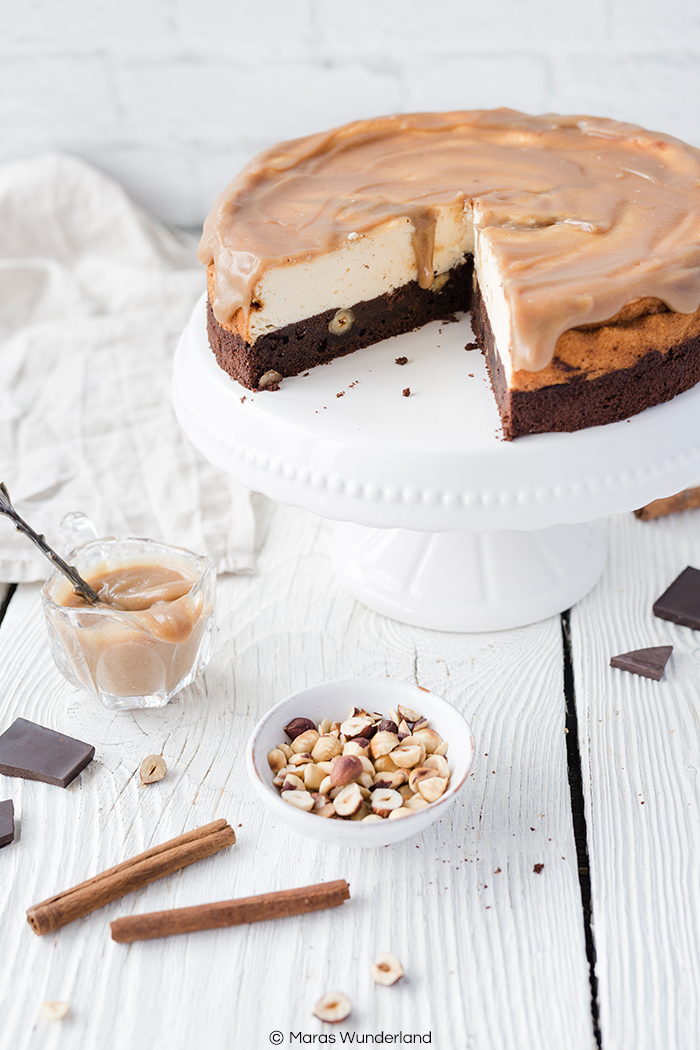Rezept für einen Brownie-Käsekuchen mit Dattel-Karamellsoße. Unglaublich lecker und saftig. Mit Haselnüssen und Vollkornmehl.
