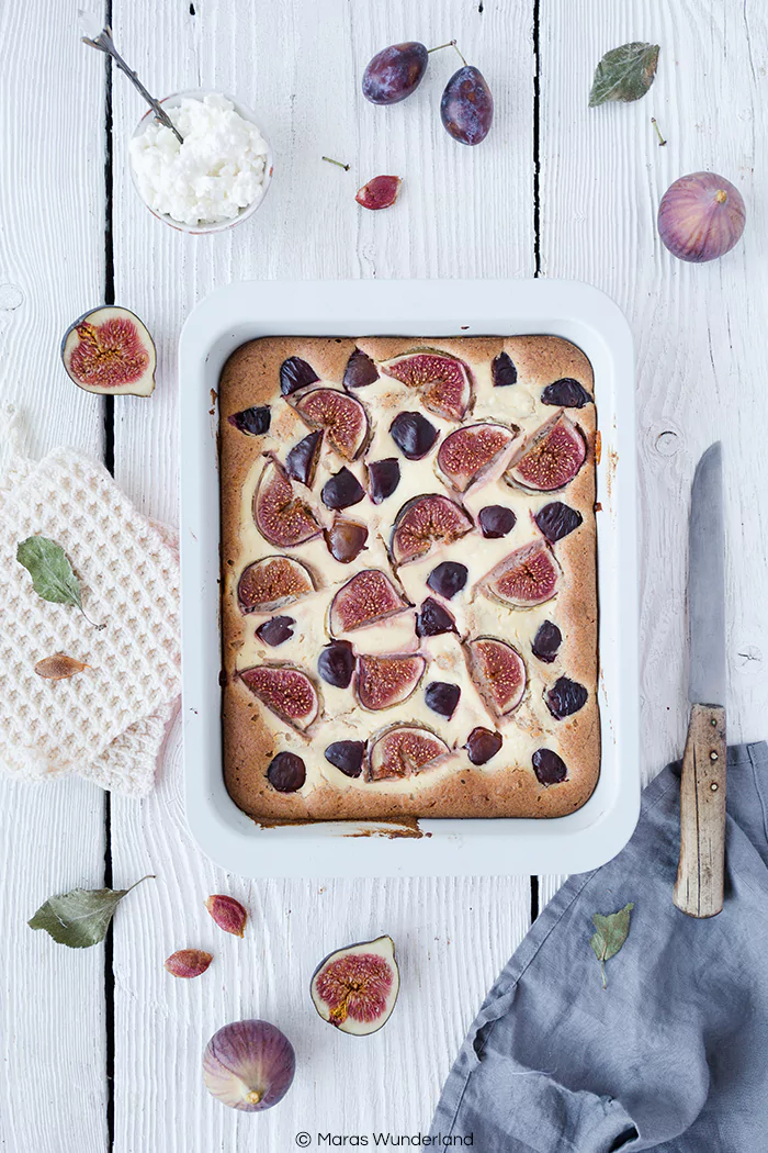 Rezept für einen Feigen-Zwetschgenkuchen mit Ricotta-Swirl. Gesünder, super aromatisch und saftig, perfekt für den Herbst und schnell und einfach gebacken.