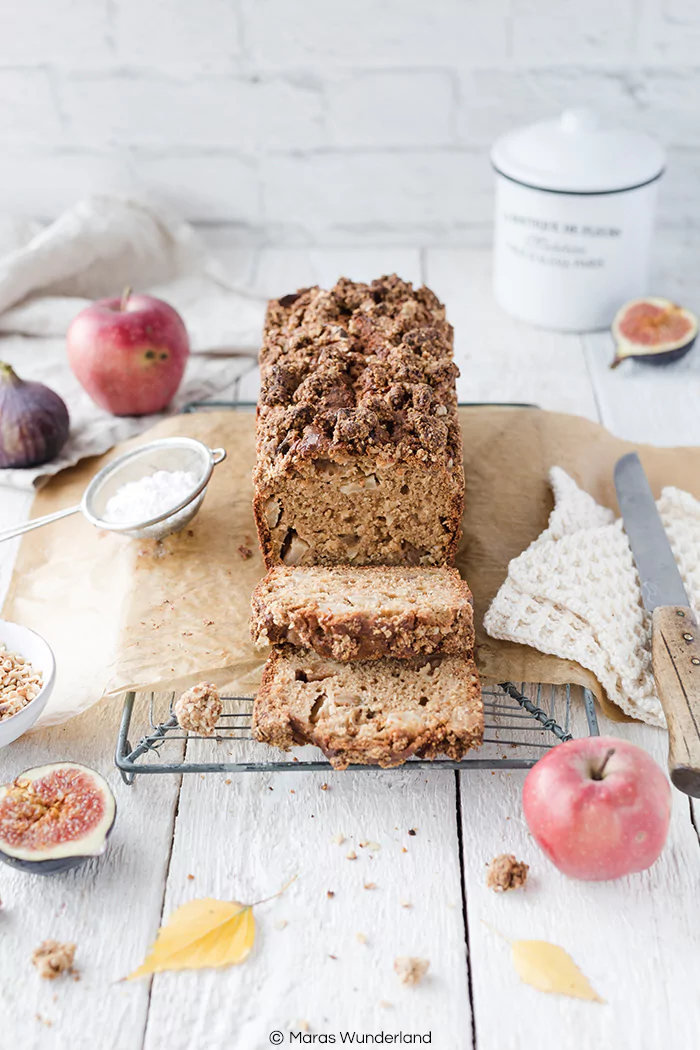Rezept für ein gesündere Feigen-Apfelbrot mit Streuseln. Schnell & einfach gemacht. Perfektes Herbstsüß zum Frühstück oder zum Kaffee.