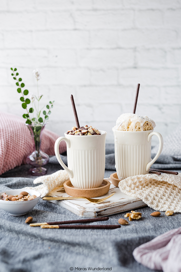 Rezept für zweierlei Mug Cakes: gesunder Schoko Apfel Mug Cake und heller Kokos Mug Cake. Super schnell und einfach gemacht.