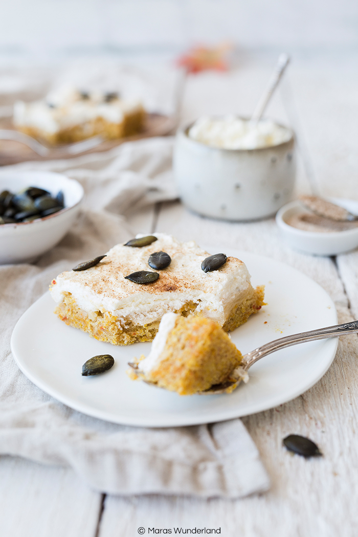 Rezept für einen Kürbis-Schmandkuchen. Perfekter Klassiker für den Herbst. Schnell und einfach gemacht. Saftig und herrlich aromatisch.