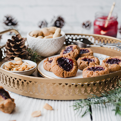 Rezept für gesunde & vegane Engelsaugen. Mit Erdnussmus, Mandeln & Vollkornmehl. Perfekte Plätzchen zur Weihnachtszeit. Schnell & einfach gemacht. • Maras Wunderland #engelsaugen #gesundbacken #veganeplätzchen #plätzchen #weihnachtsbäckerei #christmascookies #maraswunderland #veganeplätzchen #gesundeplätzchen