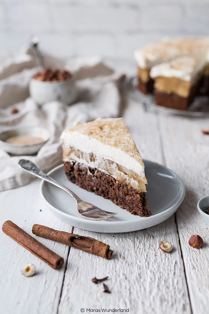 Rezept für eine glutenfreie Apfeltorte mit Haselnüssen und Schokolade. Gut vorzubereiten und perfekt für Herbst, Winter und die Weihnachtszeit.