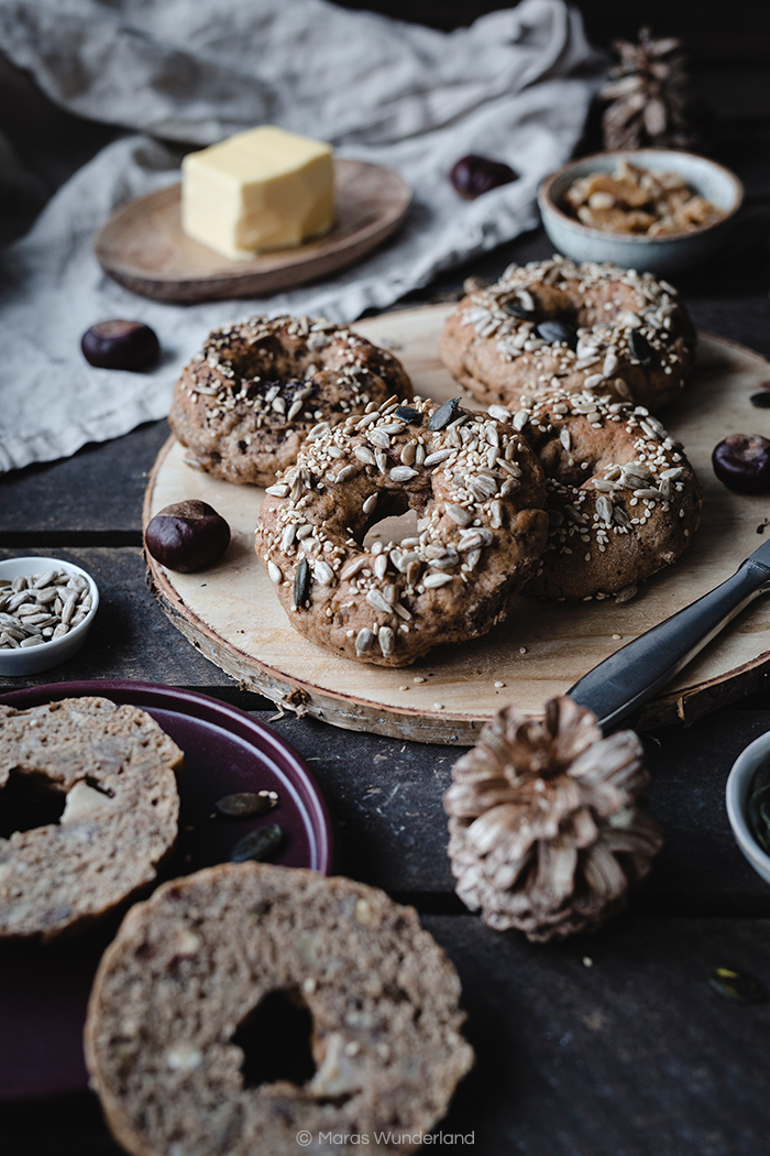 Rezept für vegane Maronen Haselnuss Bagels. Vollkorn, leicht süßlich, saftig und wunderbar aromatisch. Perfekt für das nächste Herbstfrühstück • Maras Wunderland #bagels #brötchen #frühstück #breakfast #maronen #chestnuts #vegan #soulfood #snack #maraswunderland #herbstrezept