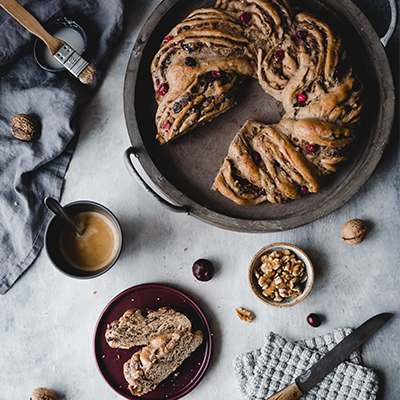 Rezept für veganen, gesünderen Maronen Hefekranz mit Walnüssen & Cranberries. Perfekt in Herbst, Winter und zur Weihnachtszeit. Super saftig und aromatisch. • Maras Wunderland #maronen #hefekranz #walnüsse #hefeteig #hefezopf #maronenrezept #gesünderbacken #gesundbacken #weihnachtsrezept #rezept #maraswunderland