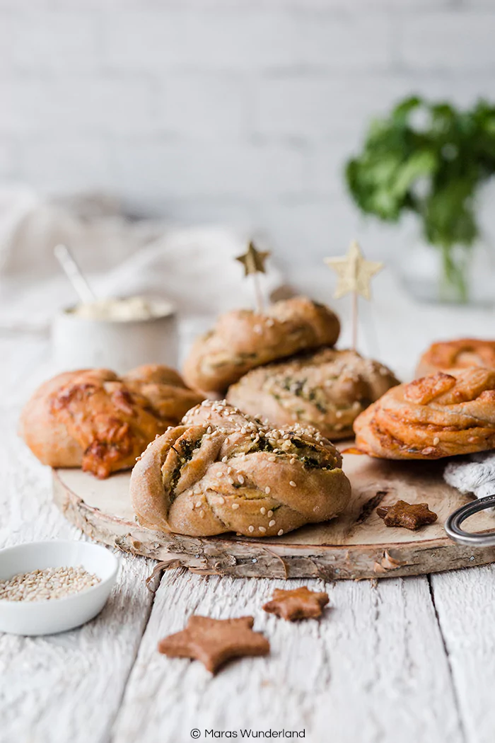 Rezept für zweierlei vegane Pizzaknoten: Hummus & Tomate. Perfekter Snack aus Vollkorn-Hefeteig für Geburtstage, Partys, Silvester oder als Grillbeilage. • Maras Wunderland #maraswunderland #silvestersnack #partysnack #partyfood #snack #vollkornhefeteig #vollkorn #pizzabrot #pizzabrötchen #hummus #gesundersnack #veganersnack #vegan