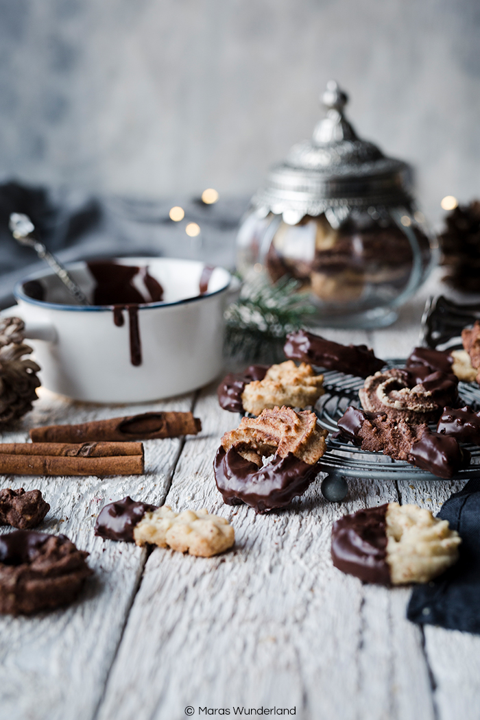 Rezept für dreierlei Spritzgebäck: Klassisch, Schoko und Espresso-Marzipan. Der Plätzchenklassiker zur Weihnachtszeit. Schnell und einfach herzustellen. • Maras Wunderland #plätzchen #weihnachtsbäckerei #weihnachtsplätzchen #christmastreat #christmascookies #spritzgebäck #lieblingsplätzchen