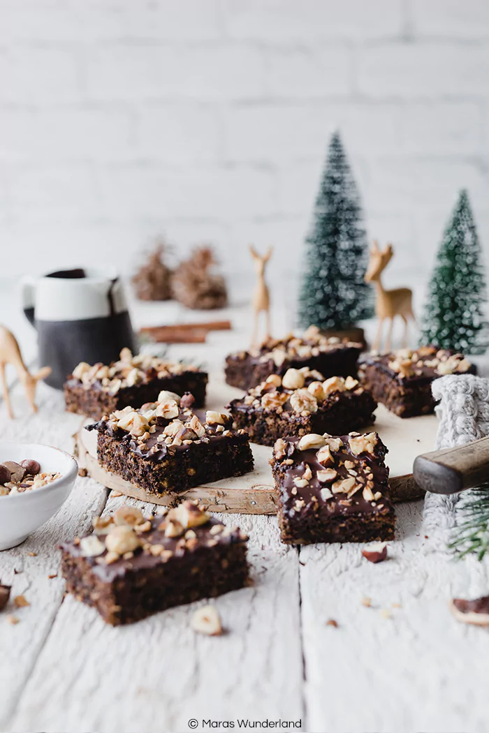 Rezept für weihnachtliches Schokoladenbrot. Schnell und einfach gemacht. Super saftig und wunderbar schokoladig. Perfekt auch an Kindergeburtstagen. • Maras Wunderland #schokoladenbrot #weihnachtskuchen #blechkuchen #christmascake #schokobrot #kindergeburtstag #schokokuchen #schokoladenkuchen #maraswunderland