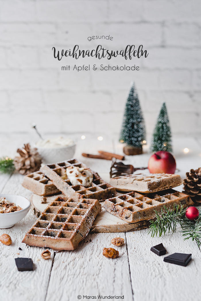Rezept für gesündere Weihnachtswaffeln mit Vollkornmehl, Mandeln und Erythrit. Ohne Butter/Öl. Mit Schoki & Apfel. Super fluffig & saftig. Dazu eine Marzipan-Creme mit gebrannten Mandeln. Soulfood an Weihnachten! Schnell und einfach gemacht. • Maras Wunderland #waffeln #frühstück #gesundesfrühstück #eathealthy #christmastreat #christmasbreakfast #weihnachtsfrühstück #maraswunderland