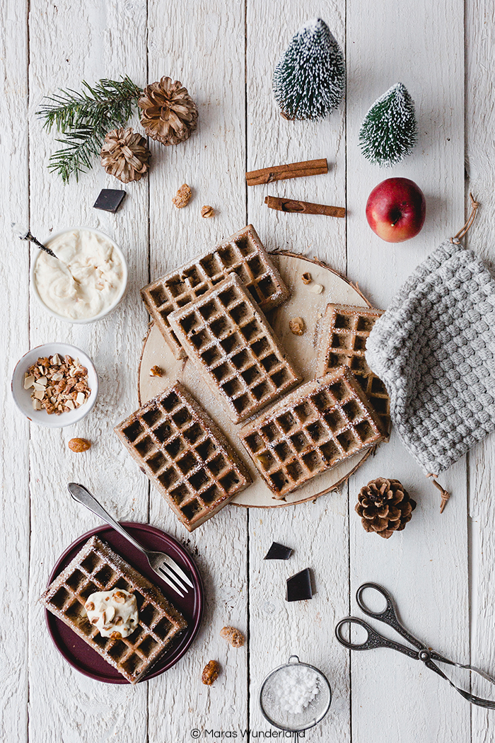 Rezept für gesündere Weihnachtswaffeln mit Vollkornmehl, Mandeln und Erythrit. Ohne Butter/Öl. Mit Schoki & Apfel. Super fluffig & saftig. Dazu eine Marzipan-Creme mit gebrannten Mandeln. Soulfood an Weihnachten! Schnell und einfach gemacht. • Maras Wunderland #waffeln #frühstück #gesundesfrühstück #eathealthy #christmastreat #christmasbreakfast #weihnachtsfrühstück #maraswunderland