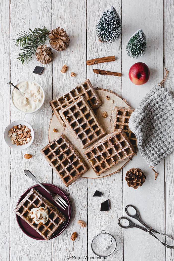 Rezept für gesündere Weihnachtswaffeln mit Vollkornmehl, Mandeln und Erythrit. Ohne Butter/Öl. Mit Schoki & Apfel. Super fluffig & saftig. Dazu eine Marzipan-Creme mit gebrannten Mandeln. Soulfood an Weihnachten! Schnell und einfach gemacht. • Maras Wunderland #waffeln #frühstück #gesundesfrühstück #eathealthy #christmastreat #christmasbreakfast #weihnachtsfrühstück #maraswunderland