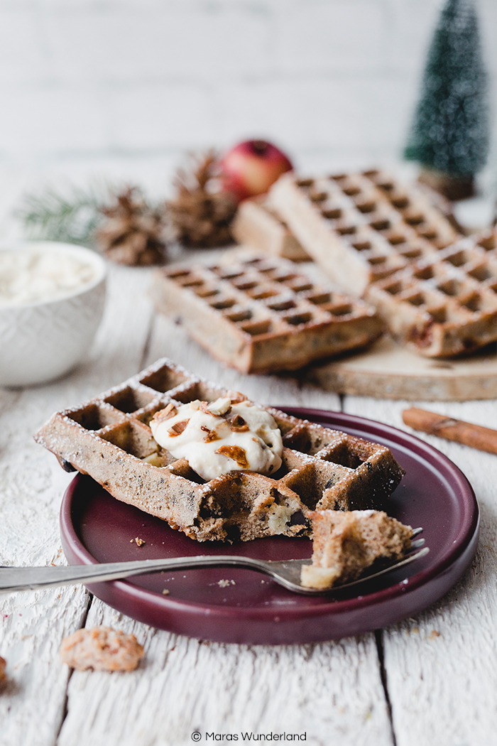 Rezept für gesündere Weihnachtswaffeln mit Vollkornmehl, Mandeln und Erythrit. Ohne Butter/Öl. Mit Schoki & Apfel. Super fluffig & saftig. Dazu eine Marzipan-Creme mit gebrannten Mandeln. Soulfood an Weihnachten! Schnell und einfach gemacht. • Maras Wunderland #waffeln #frühstück #gesundesfrühstück #eathealthy #christmastreat #christmasbreakfast #weihnachtsfrühstück #maraswunderland
