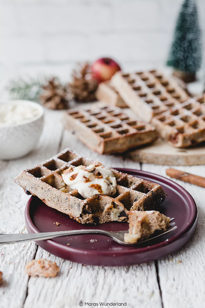 Rezept für gesündere Weihnachtswaffeln mit Vollkornmehl, Mandeln und Erythrit. Ohne Butter/Öl. Mit Schoki & Apfel. Super fluffig & saftig. Dazu eine Marzipan-Creme mit gebrannten Mandeln. Soulfood an Weihnachten! Schnell und einfach gemacht. • Maras Wunderland #waffeln #frühstück #gesundesfrühstück #eathealthy #christmastreat #christmasbreakfast #weihnachtsfrühstück #maraswunderland
