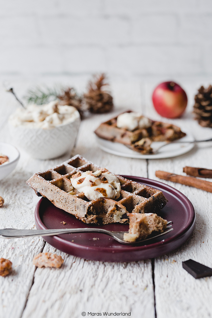 Rezept für gesündere Weihnachtswaffeln mit Vollkornmehl, Mandeln und Erythrit. Ohne Butter/Öl. Mit Schoki & Apfel. Super fluffig & saftig. Dazu eine Marzipan-Creme mit gebrannten Mandeln. Soulfood an Weihnachten! Schnell und einfach gemacht. • Maras Wunderland #waffeln #frühstück #gesundesfrühstück #eathealthy #christmastreat #christmasbreakfast #weihnachtsfrühstück #maraswunderland