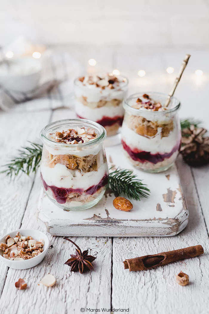 Rezept für ein weihnachtliches, gesünderes Bienenstichdessert. Mit Vollkorn-Lebkuchen-Biskuit, Marmelade und einer leichten Creme mit gebrannten Mandeln. Schnell und einfach gemacht - gut vorzubereiten. Perfekt für Weihnachten & Heilig Abend. • Maras Wunderland #maraswunderland #weihnachtsdessert #dessert #bienenstich #gebranntemandeln #christmasdessert #glasdessert #dessertinajar