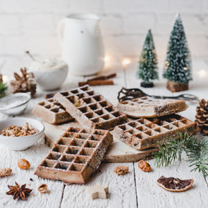 Gesündere Weihnachtswaffeln mit Marzipan-Creme