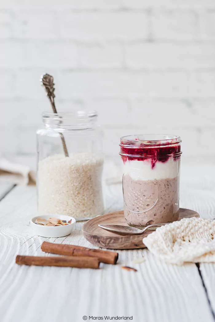 Rezept für gesunden Milchreis To Go mit extra Portion Protein durch Casein und Skyr. Super cremig, schokoladig und frisch zugleich. Schnell und einfach gemacht und gut vorzubereiten. Glutenfrei. • Maras Wunderland #milchreis #milchreistogo #proteinmilchreis #mfrühstückzummitnehmen #breakfasttogo #glutenfreiesfrühstück #glutenfrei #maraswunderland