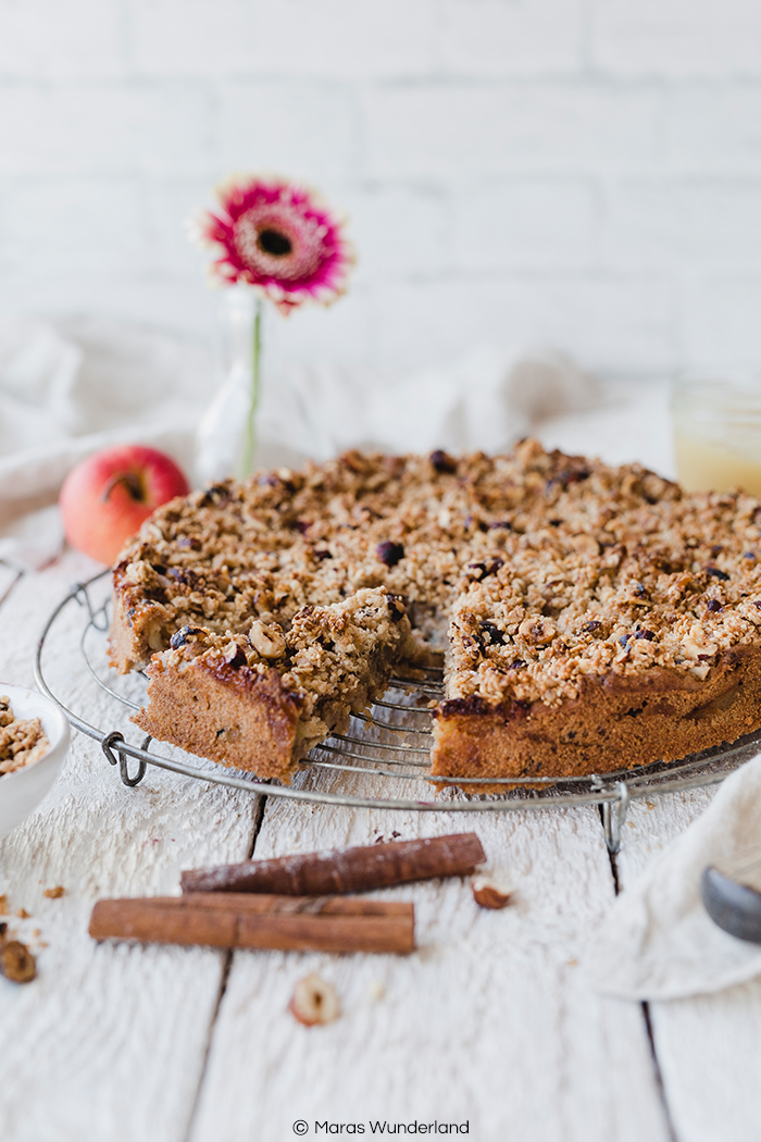 Veganer, gesunder Apfelkuchen. Einfaches und schnelles Rezept aus Vollkorn-Rührteig, Äpfeln und Streuseln. Ohne raffinierten Zucker. Super lecker und saftig. • Maras Wunderland #apfelkuchen #applecake #vegancake #vegansweets #veganerezepte #veganerkuchen #veganrecipes #gesundbacken #veganbaking #gesunderezepte #healthycake #maraswunderland