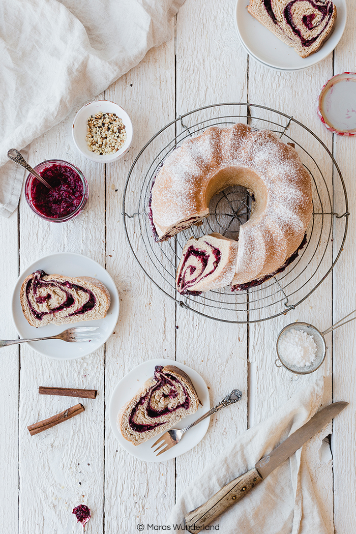 Rezept für einen Kirsch-Gugelhupf aus Hefeteig. Besonders saftig auch noch nach 3 Tagen. Dazu gesünder mit Vollkornmehl. • Maras Wunderland #hefekuchen #gugelhupf #kirschkuchen #bundtcake #maraswunderland #kuchenrezept #cherrycake