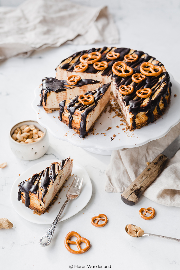 Rezept für einen süß salzigen Peanutbutter Cheesecake mit Brezelboden und leckerer Schokoladen-Ganache. Passt zu jeder Gelegenheit. Dazu ein klein bisschen gesünder mit hohem Magerquark-Anteil. • Maras Wunderland #cheesecake #käsekuchen #peanutbutter #erdnussbutter #peanutbuttercheesecake #kuchen #kuchenrezept #geburtstagskuchen #brezeln #pretzel #maraswunderland #schokoganache #ganache