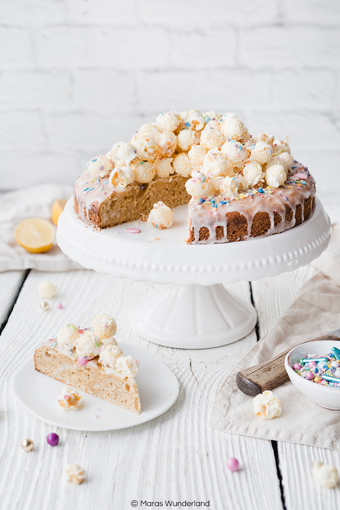 Amerikanerkuchen mit Popcorn. Einfacher & schneller Kuchen, der hervorragend zur Faschingszeit bzw. zu Karneval passt und auch auf jeden Kindergeburtstag. • Maras Wunderland #maraswunderland #amerikaner #faschingsrezept #karnevalsrezept #karneval #fasching #carnival #geburtstagskuchen #kindergeburtstag #geburtstag #kuchenrezept #zitronenkuchen #popcornkuchen #popcorn