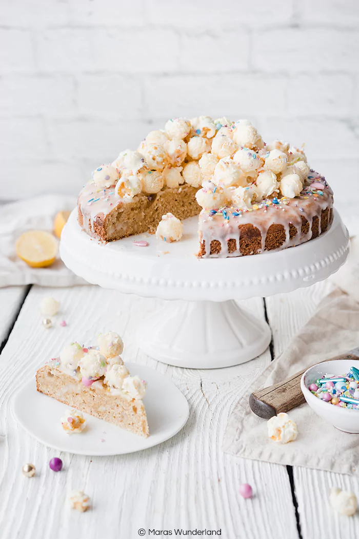 Amerikanerkuchen mit Popcorn. Einfacher & schneller Kuchen, der hervorragend zur Faschingszeit bzw. zu Karneval passt und auch auf jeden Kindergeburtstag. • Maras Wunderland #maraswunderland #amerikaner #faschingsrezept #karnevalsrezept #karneval #fasching #carnival #geburtstagskuchen #kindergeburtstag #geburtstag #kuchenrezept #zitronenkuchen #popcornkuchen #popcorn