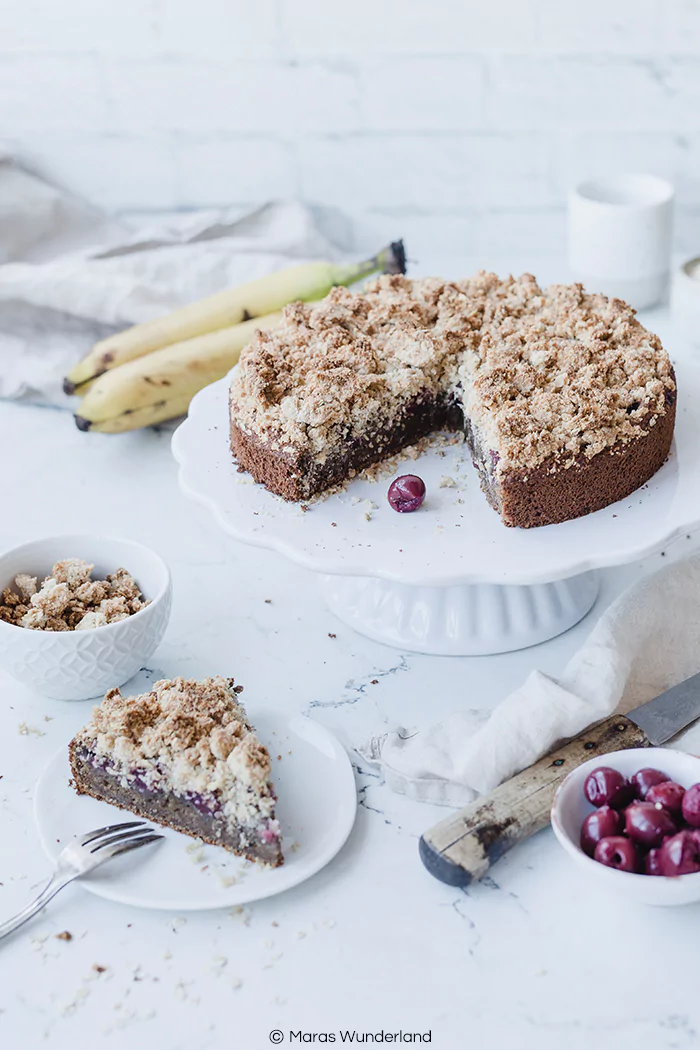 Rezept für veganen, glutenfreien KiBa-Streuselkuchen. Banane trifft Kirsche in einem einfachen und schnellen, gesunden Rührkuchen mit Streuseln. Für jede Jahreszeit und Gelegenheit. • Maras Wunderland #maraswunderland #kiba #bananacake #bananenkuchen #kibakuchen #streuselkuchen #gesunderkuchen #vegan #veganbacken #glutenfrei #glutenfreibacken #gesundbacken #veganerezepte #kuchenrezept