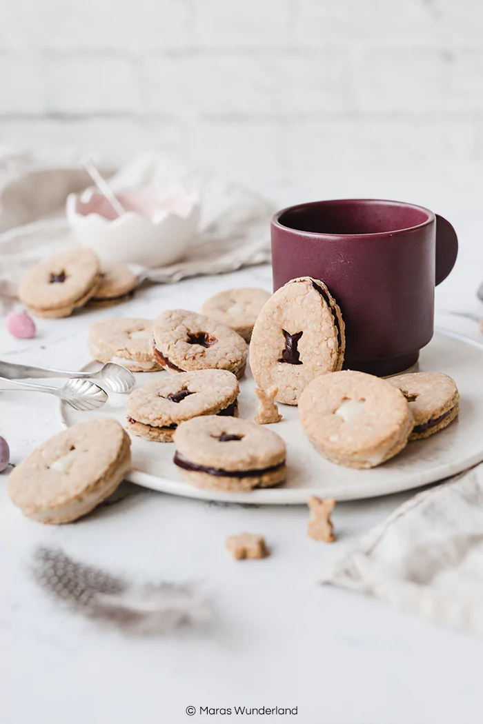 {Werbung} Rezept für easy peasy gesunde Osterplätzchen mit drei verschiedenen Aufstrichen als Füllung. Ohne raffinierten Zucker, mit Vollkornmehl und Mandeln. Super für Kinder und perfekt fürs Osterfest. • Maras Wunderland #osterplätzchen #plätzchen #kekse #aufstrich #schokoaufstrich #gesundbacken #gesundekekse #healthycookies #healthybaking #eastertreat #ostergebäck #osterrezept #easterrecipe