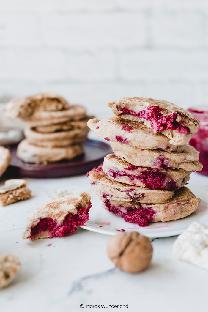 Rezept für vegane, koreanische Hotteok. Eine Art gefülte Pfannkuchen. In der klassichen Nuss- und Himbeer-Kokos-Variante. Aus Hefeteig. Super saftig und lecker. Perfektes Soulfood zum Frühstück oder als Dessert. • Maras Wunderland #maraswunderland #hotteok #pfannkuchen #dessert #nachtisch #korean #koreanisch #veganfood #veganesdessert #veganesfrühstück #frühstück #veganbreakfast #breakfast #pancakes #himbeerkokos