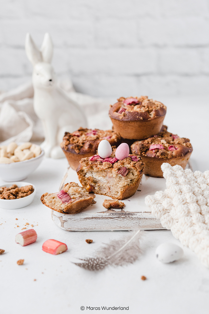 Rezept für glutenfreie Rhabarber-Cheesecake-Muffins. Gesünder, super saftig und perfekt für den Frühling und das Osterfest. Einfach herzustellen. Haferflocken-Rührteig mit Rhabarber und Käsekuchenkern. • Maras Wunderland #rhabarbermuffins #rhubarb #rhabarberkuchen #rhubarbcake #muffins #osterkuchen #osterrezept #frühlingskuchen #glutenfrei #glutenfree #glutenfreibacken #gesundbacken #healthybaking