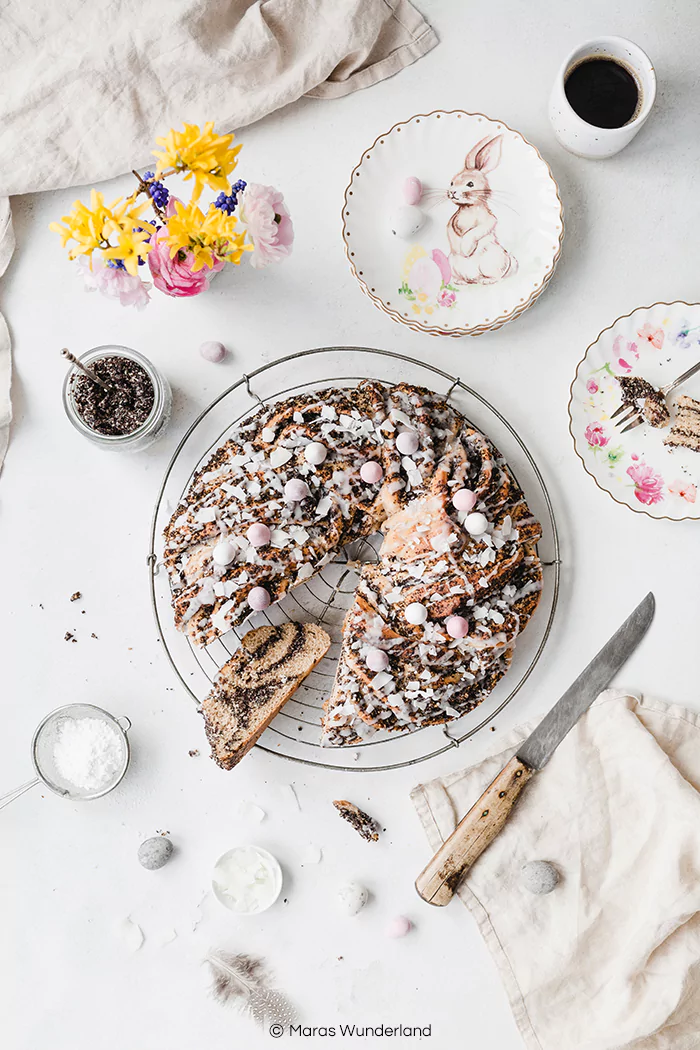 {Werbung} Rezept für einen gesündere, veganer Mohn-Kokos-Hefekranz oder auch Hefebrötchen. Mit Vollkornmehl und Erythrit. Super saftig und lecker. Perfekt zur Osterzeit. • Maras Wunderland #hefegebäck #osterzopf #osterkranz #hefekranz #hefezopf #mohnkuchen #mohnkranz #mohnzopf #mohnbrötchen #hefebrötchen #osterzeit #osterrezept #eastertreat #yeastbraid #eastercake #veganfood #eatvegan #veganeaster #brunch #veganbrunch