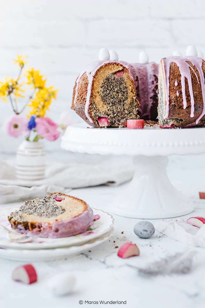 Rezept für einen schnellen und einfachen Mohn-Eierlikör-Kuchen mit Rhabarber. Super saftig, dazu gesünder und perfekt für das Osterfest. Rührkuchen deluxe. • Maras Wunderland #rührkuchen #osterkuchen #eastertreat #gugelhupf #maraswunderland #gesundbacken #eierlikörkuchen #kuchenrezept #osterkuchen #mohnkuchen #rhabarberkuchen #rhabarber