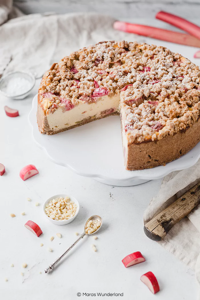 Rezept für Rhabarber-Käsekuchen mit Streuseln. Gesünder, saftig und unglaublich lecker. Der perfekte Kuchen für den Frühling. Aber auch im Herbst mit Äpfeln super. Gut vorzubereiten und passend für jede Gelegenheit. • Maras Wunderland #käsekuchen #streuselkuchen #kuchenrezept #rhabarberkuchen #rhubarbcake #cheesecake #rezept #maraswunderland #gesundbacken