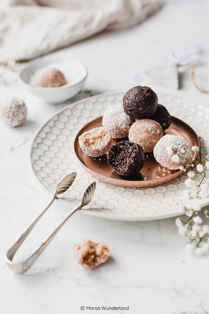 Rezept für zweierlei vegane Energy Balls. Gesund, glutenfrei, rohköstlich, zuckerfrei und richtig lecker. Schokolade-Nuss und Mandel-Kokos. Richtig schnell gemacht und eine wunderbare Geschenkidee. • Maras Wunderland #energyballs #blissballs #pralinen #geschenkeausderküche #maraswunderland #mothersday #muttertag #brownies #raw #healthy #gesundersnack #snack #healthysnack #vegan #glutenfree #sugarfree #zuckerfrei