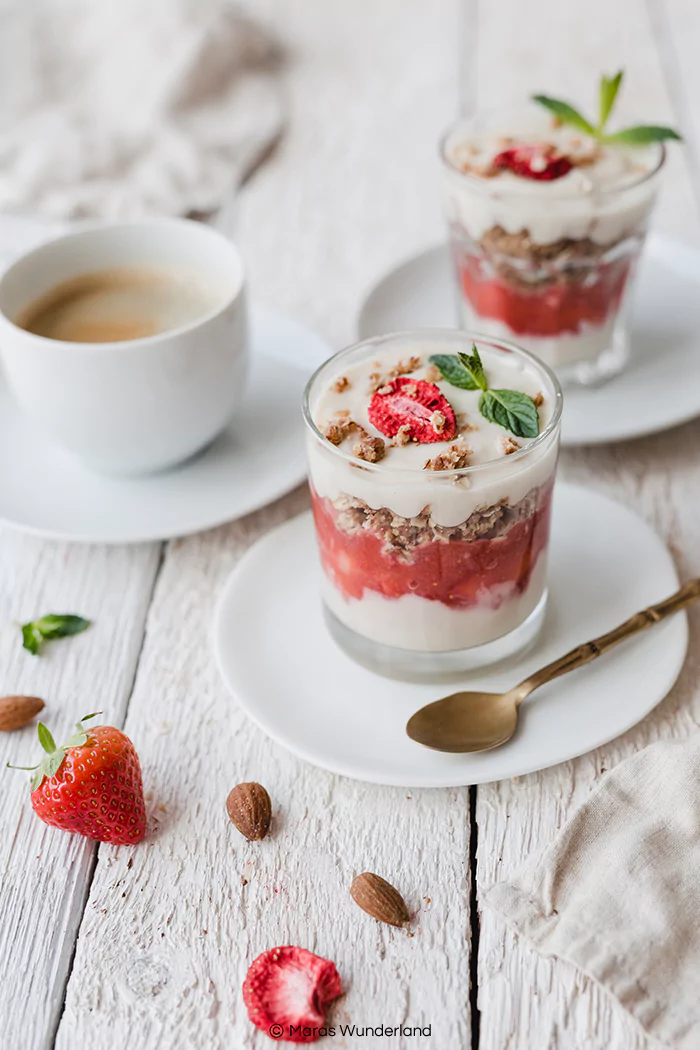 Veganes Erdbeer-Mandel-Dessert. Gesund und glutenfrei. Ein einfaches und schnelles Rezept, perfekt für den Frühling. • Maras Wunderland #maraswunderland #dessert #erdbeerdessert #strawberrydessert #vegan #eatvegan #vegandessert #veganerezepte #glutenfrei #glutenfree #eathealthy #healthydesser