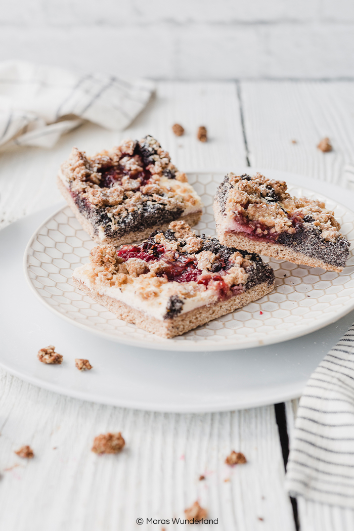 {Werbung} Einfaches Rezept für einen Kleckskuchen mit Mohn, Quark und Konfitüre vom Blech. Passend zu jeder Gelegenheit und Jahreszeit. Etwas gesünder. • Maras Wunderland #kleckerkuchen #kleckskuchen #blechkuchen #kuchenrezept #geburtstagskuchen #sheetcake #maraswunderland