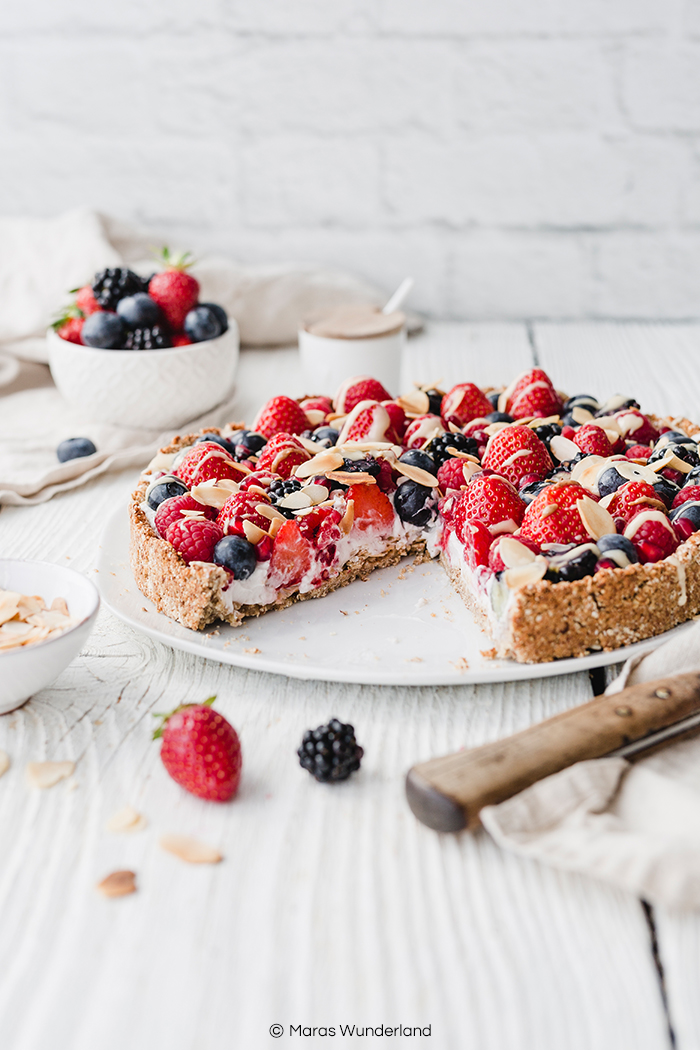 Rezept für eine vegane, glutenfreie und zuckerfrei Beere-Kokos-Tarte. Richtig schnell und einfach gemacht, cremig und knusprig. Perfekt für den Sommer. • Maras Wunderland #beerentarte #glutenfrei #glutenfree #vegan #veganbacken #veganerkuchen #eathealthy #healthycake #gesundbacken #zuckerfrei #backenmitkindern #maraswunderland